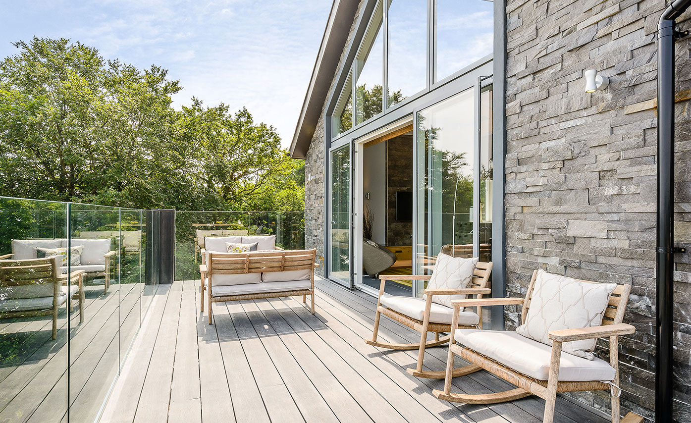 Norstone's XL Rock Panels in Charcoal Used on a Wall in the Hamptons in a Back Patio and Deck Area